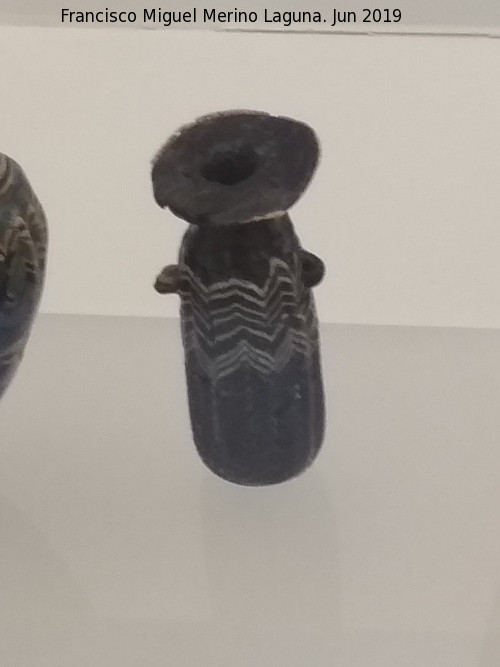 Anforisco - Anforisco. Vidrio colorado 375-350 a.C. Calle Zacatín - Granada. Museo Arqueológico de Granada