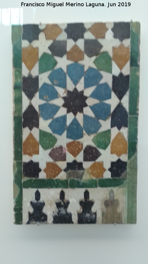 Hospital de la Tiña - Hospital de la Tiña. Paño de azulejería, siglo XIII. Museo Arqueológico de Granada