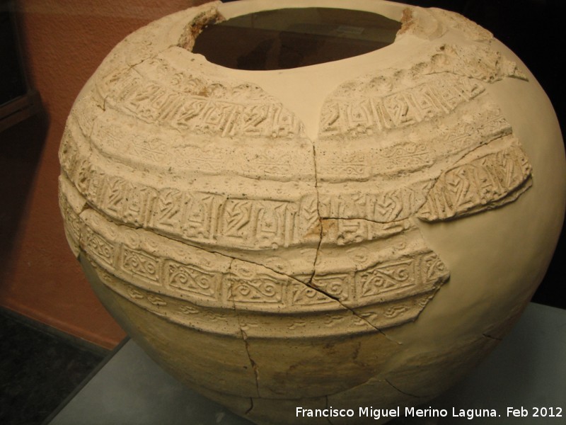 Yacimiento La Alberquilla - Yacimiento La Alberquilla. Tinaja rabe con inscripcin cfica siglo XII. Museo Provincial