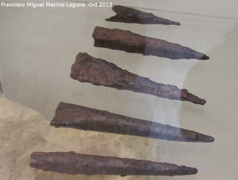 Necrópolis de la Loma del Peinado - Necrópolis de la Loma del Peinado. Regatones ibéricos. Museo San Antonio de Padua - Martos