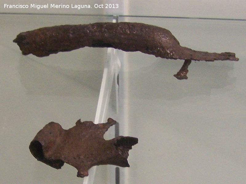 Necrópolis de la Loma del Peinado - Necrópolis de la Loma del Peinado. Mangos de caetra. Museo San Antonio de Padua - Martos