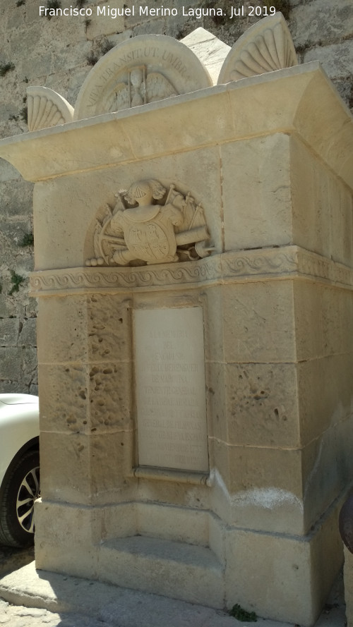 Castillo de Santa Bárbara. Monumento a Don Félix Berenguer de Marquina - Castillo de Santa Bárbara. Monumento a Don Félix Berenguer de Marquina. 