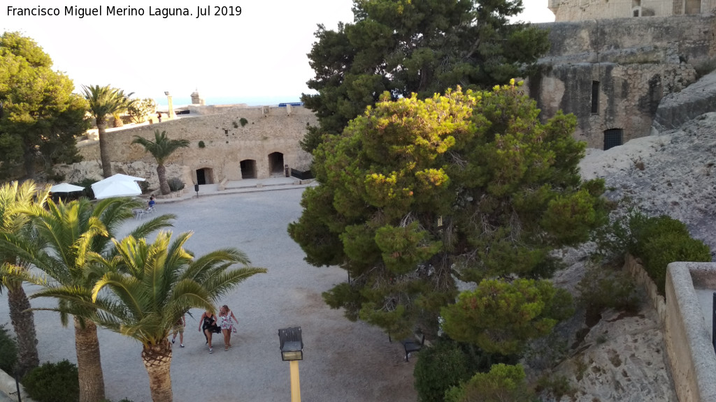 Castillo de Santa Bárbara. Torre de Santa Catalina - Castillo de Santa Bárbara. Torre de Santa Catalina. Vistas del tercer recinto
