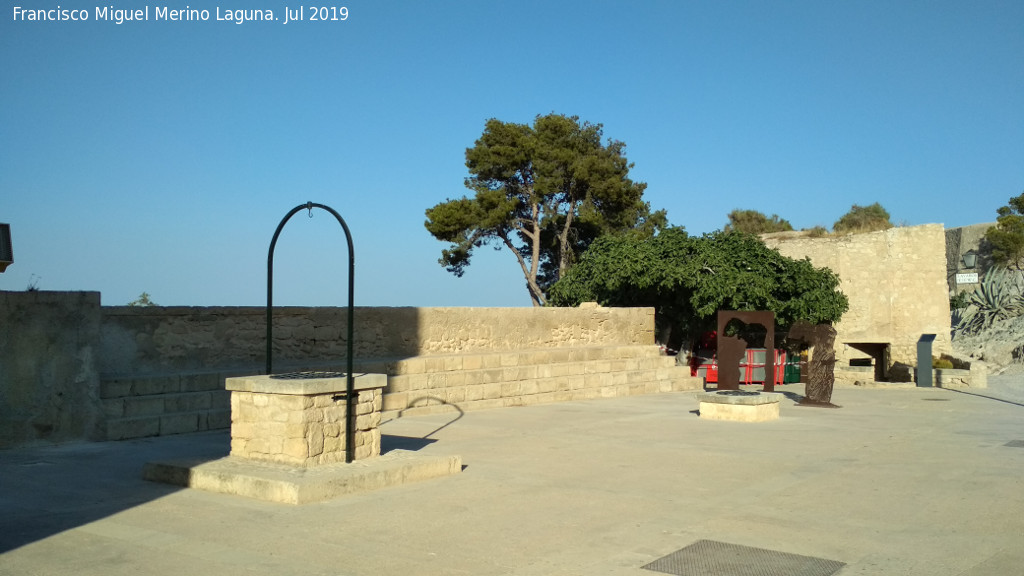 Castillo de Santa Bárbara. Aljibe renacentista - Castillo de Santa Bárbara. Aljibe renacentista. Pozo del aljibe