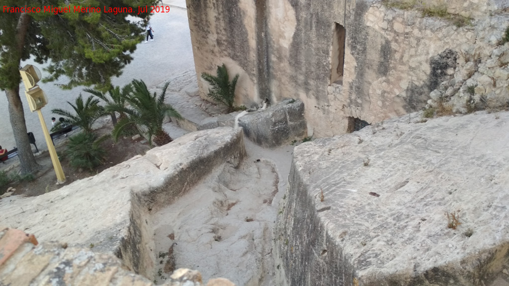 Castillo de Santa Bárbara. Cuerpo de Ingenieros - Castillo de Santa Bárbara. Cuerpo de Ingenieros. Camino tallado en la roca