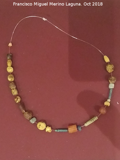 Cerro de la Horca - Cerro de la Horca. Collar de pasta vítrea, siglos V - VII. Museo Provincial de Jaén