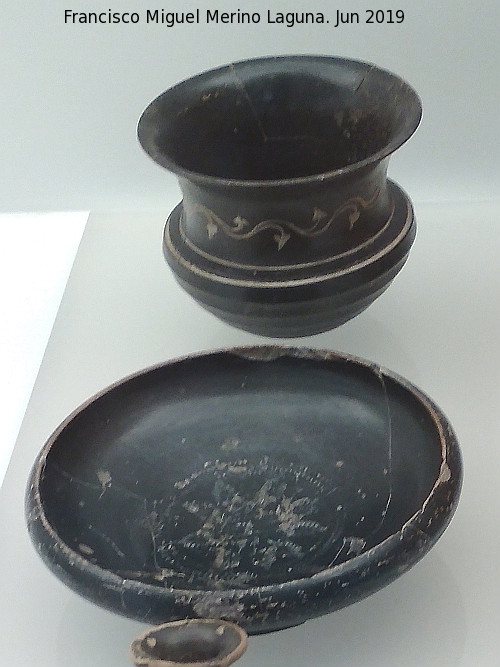 Necrópolis del Cerro del Santuario - Necrópolis del Cerro del Santuario. Gobelete y copa de cerámica de barniz negro 350-300 a.C. Museo Arqueológico de Granada