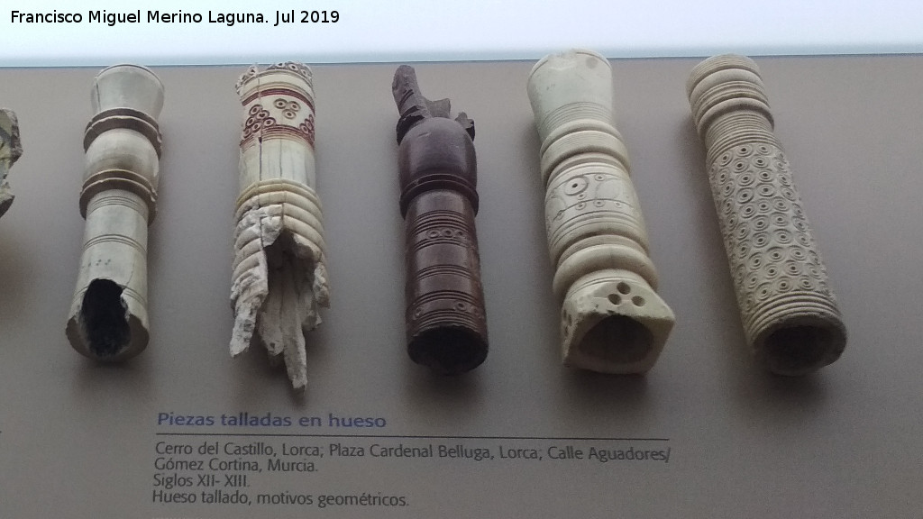 Plaza del Cardenal Belluga - Plaza del Cardenal Belluga. Piezas talladas en hueso siglos XII y XIII. Museo de Santa Clara - Murcia