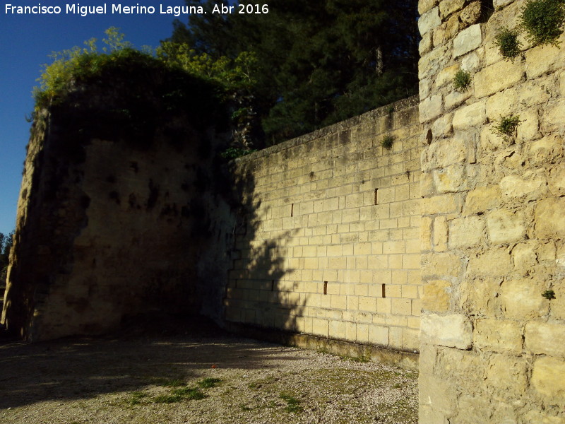 La Mota. Muralla del Arrabal Viejo - La Mota. Muralla del Arrabal Viejo. Torren VIII y lienzo reconstruido