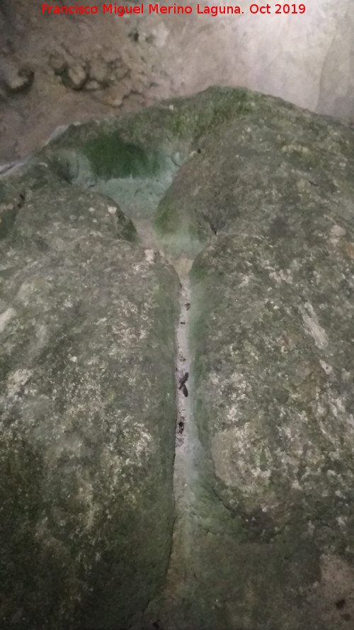 Cueva de las Cazoletas - Cueva de las Cazoletas. Canalización de desagüe
