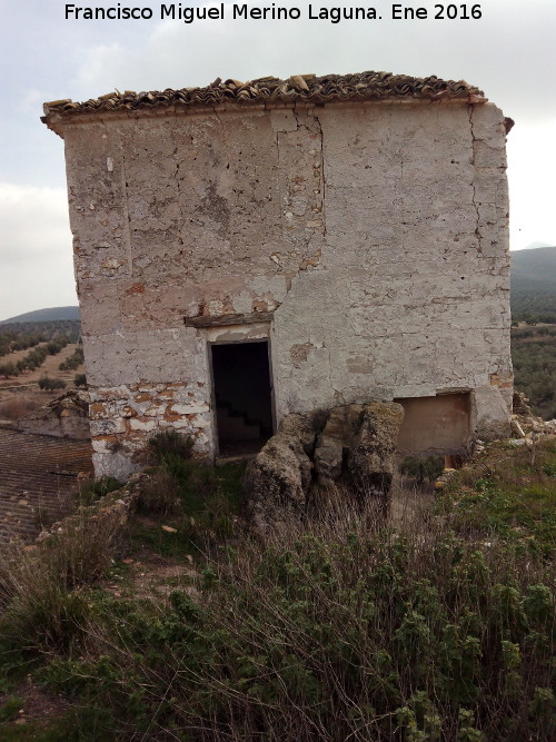 Castillo de Nínchez - Castillo de Nínchez. Torre del Homenaje reconvertida en palomar desde el patio de armas