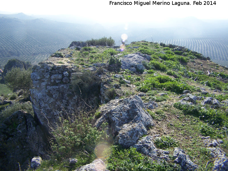 Castillo de Peñaflor - Castillo de Peñaflor. Murallas adaptándose al escarpe rocoso