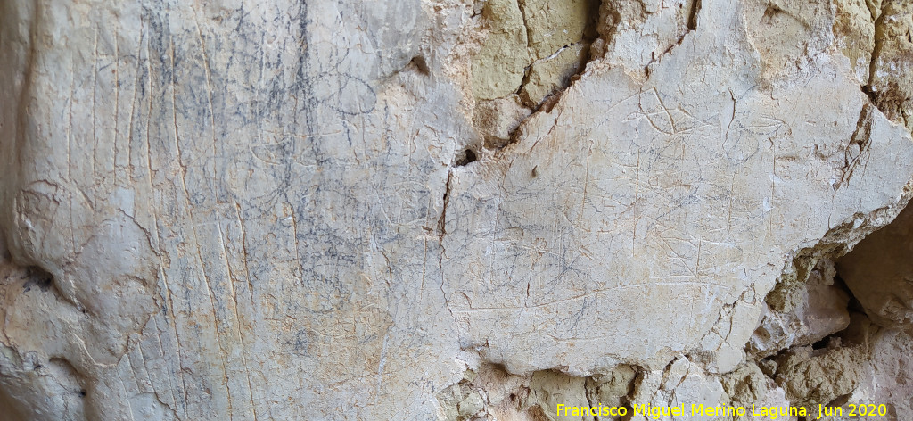 Eremitorio de las Grajas - Eremitorio de las Grajas. Grafitis y grabados modernos en los enlucidos de las paredes de la vivienda