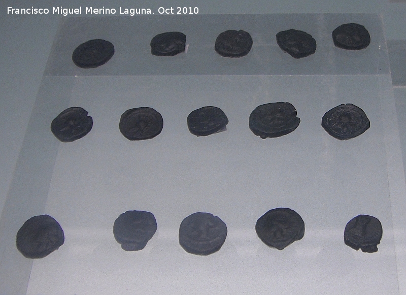 Batalla de Baécula - Batalla de Baécula. Monedas cartaginesas con el anverso de la diosa Tanit y reverso casco corintio o coraza