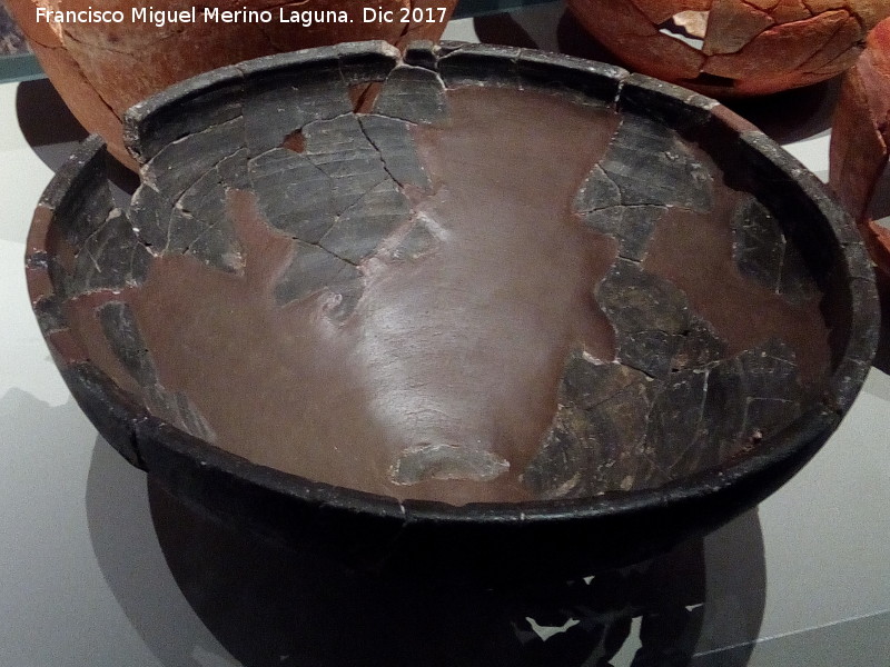 Necrópolis ibérica de Piquia - Necrópolis ibérica de Piquia. Fuente o tapadera. Museo Ibero de Jaén
