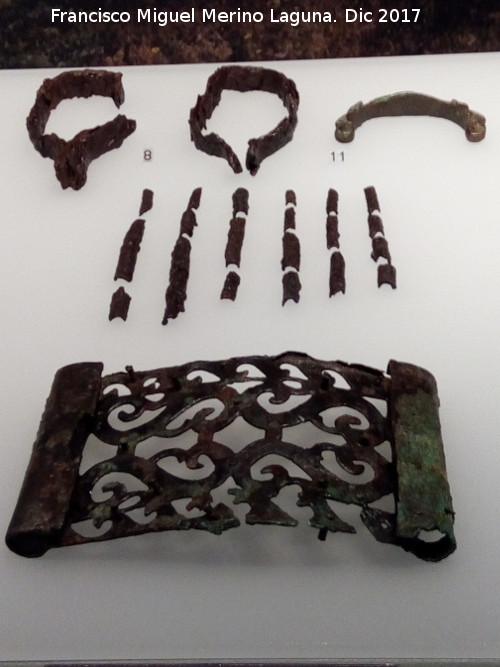 Necrópolis ibérica de Piquia - Necrópolis ibérica de Piquia. Abrazaderas, varillas de hierro, placa de bronce y asidero de bronce con cabezas de lobo. Museo Ibero de Jaén