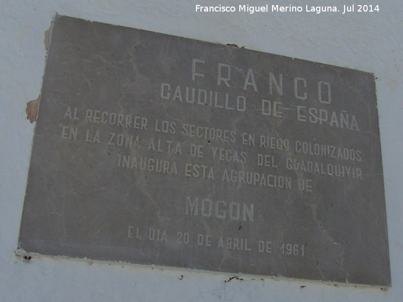 Agrupación de Mogón - Agrupación de Mogón. Placa conmemorativa