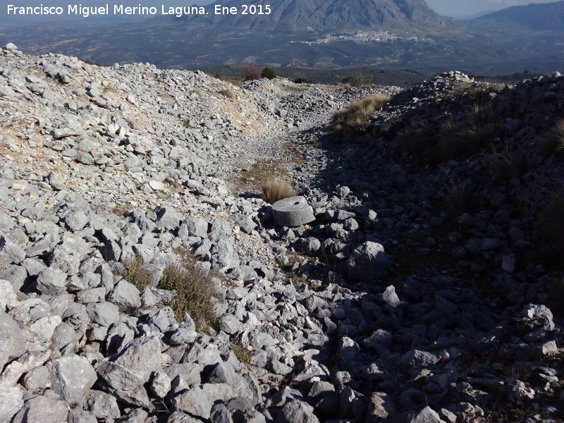 Los Caracoles - Los Caracoles. Cantera con piedra de molino y al fondo Bédmar