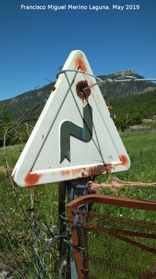 Aldea La Hueta - Aldea La Hueta. Señal de tráfico aprovechada como poste de valla