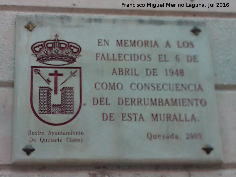 Calle del Cinto - Calle del Cinto. Placa por los fallecidos por el derrumbamiento de la muralla