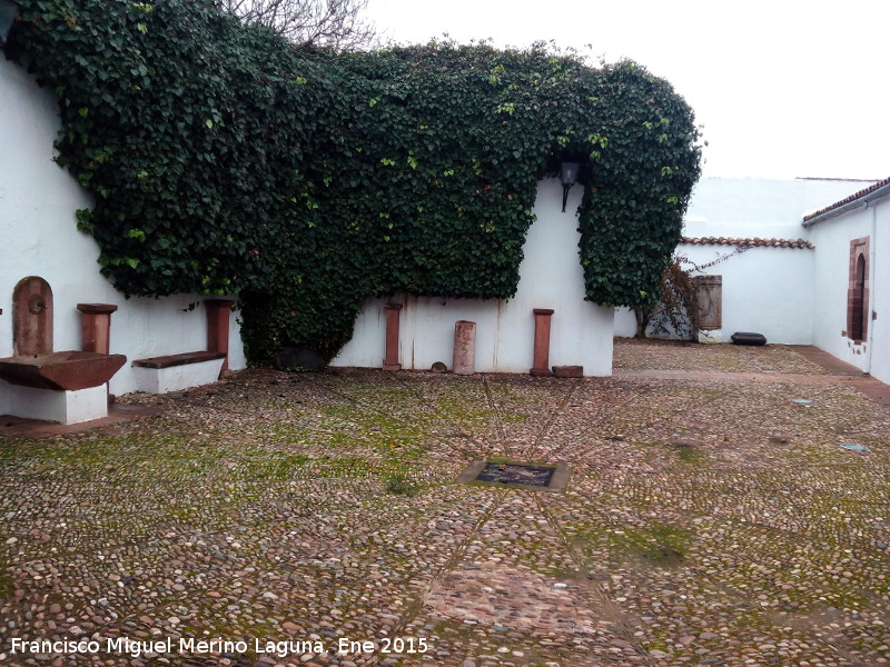 Iglesia de Santa María de la Mota - Iglesia de Santa María de la Mota. Patio