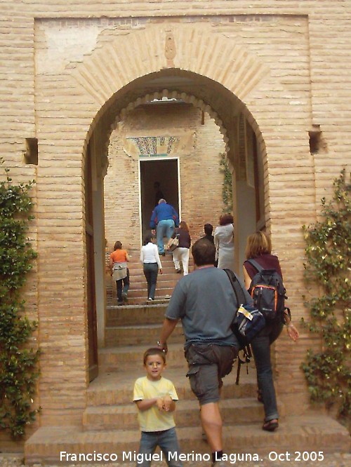 Generalife. Patio de las Caballerizas - Generalife. Patio de las Caballerizas. Puerta de Guardia