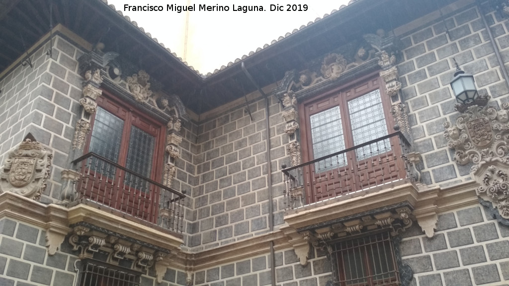 Madraza - Madraza. Escudos y balcones con las siglas de Isabel y Fernando