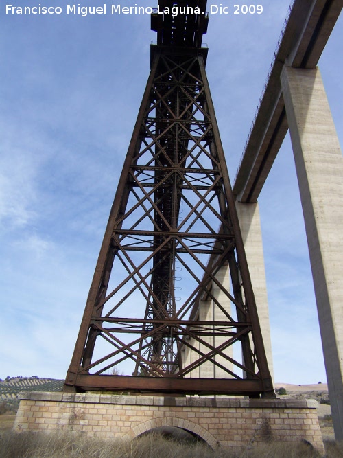 Puente del Hacho - Puente del Hacho. Pilar antiguo junto al pilar nuevo de hormigón