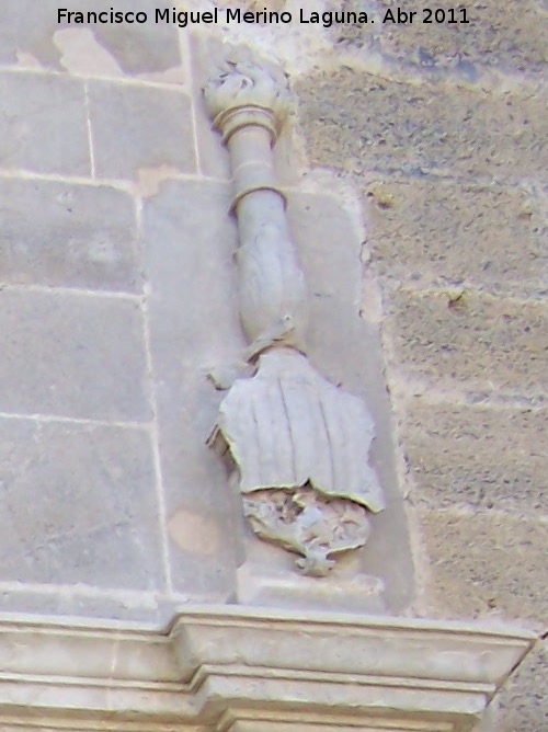 Colegiata de la Asuncin - Colegiata de la Asuncin. Escudo derecho de la portada cedada derecha