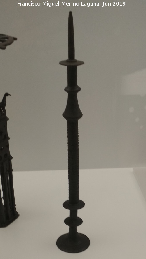 Medina Elvira - Medina Elvira. Portacandil de bronce a la cera perdida, siglos VIII-IX. Museo Arqueológico de Granada