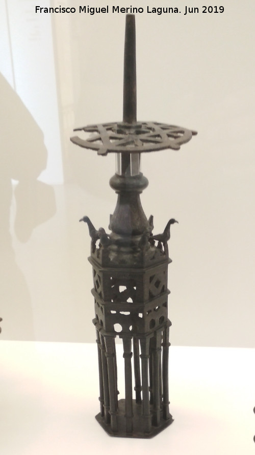 Medina Elvira - Medina Elvira. Portacandil de bronce a la cera perdida, siglo X. Museo Arqueológico de Granada