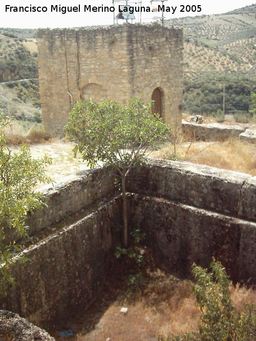 Castillo de Montefrío - Castillo de Montefrío. Aljibe grande del recinto superior y torreón