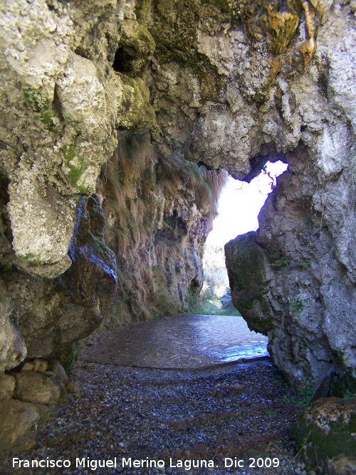 Balneario de Alicún de las Torres - Balneario de Alicún de las Torres. Paso a través del Acueducto del Toril