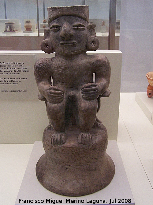 Museo de Arte Precolombino Felipe Orlando - Museo de Arte Precolombino Felipe Orlando. Figura sentada. Cultura Manteña. 500 - 1500 d.C.