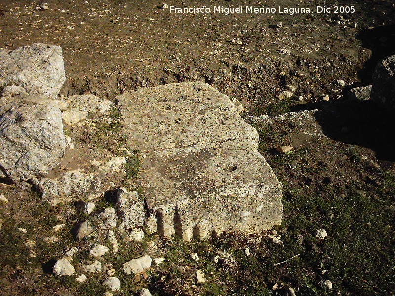 Yacimiento arqueológico Ronda la Vieja - Yacimiento arqueológico Ronda la Vieja. Pilar labrado
