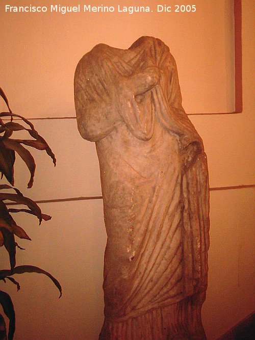 Yacimiento arqueológico Ronda la Vieja - Yacimiento arqueológico Ronda la Vieja. Estatua en el Ayuntamiento