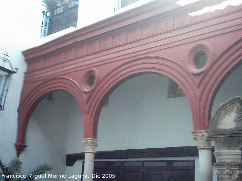 Palacio de Mondragón - Palacio de Mondragón. Arcadas del primer patio