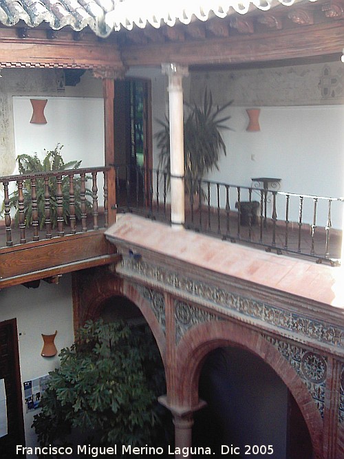 Palacio de Mondragón - Palacio de Mondragón. Patio que da paso a los Jardínes