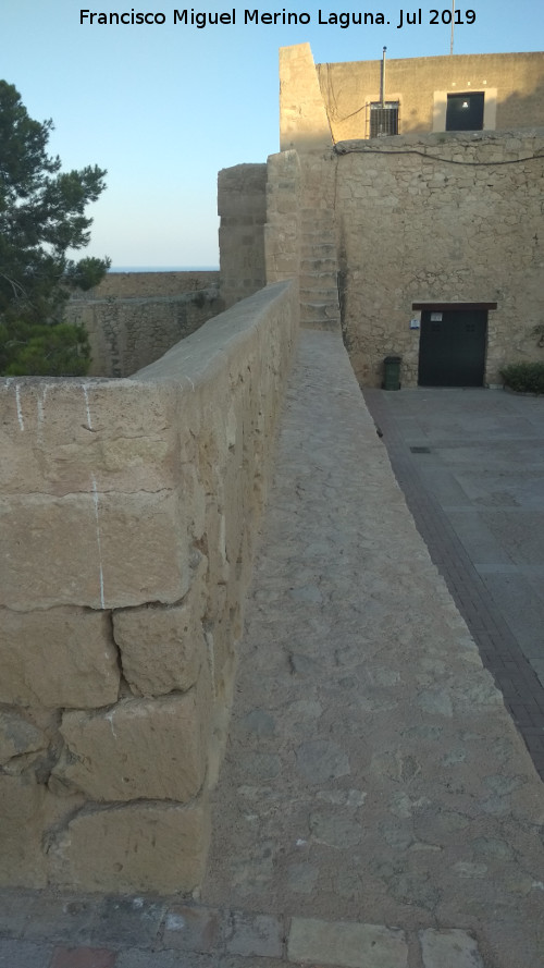 Castillo de Santa Bárbara - Castillo de Santa Bárbara. Adarve del segundo recinto