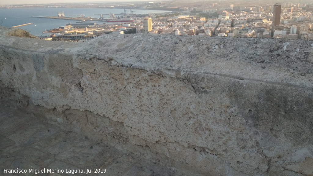 Castillo de Santa Bárbara - Castillo de Santa Bárbara. Dibujos en los parapetos del segundo recinto