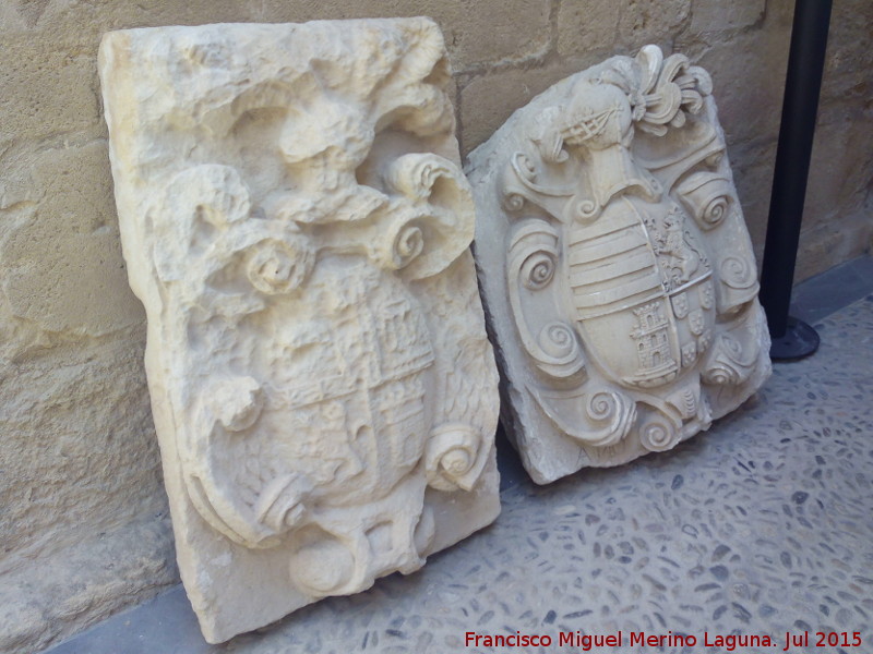 La Mota. Casas del Cabildo - La Mota. Casas del Cabildo. Escudos