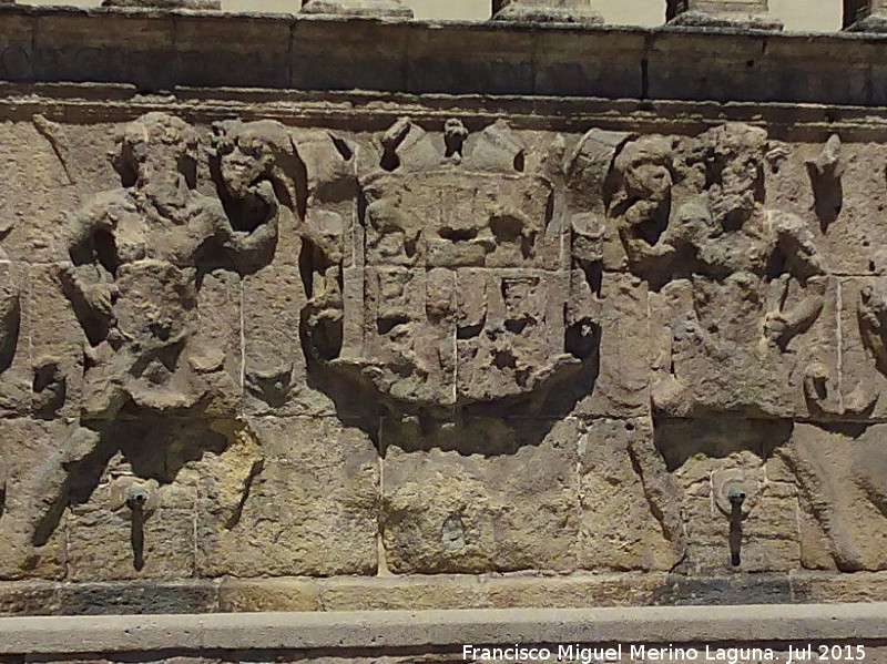 Pilar de los Álamos - Pilar de los Álamos. Escudo y tenantes