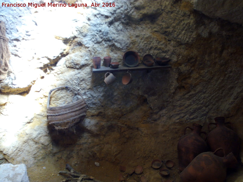 La Mota. Casas Cuevas - La Mota. Casas Cuevas. Cermica en el pasadizo del Arrabal Viejo