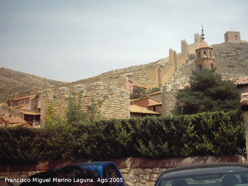 Murallas de Albarracín - Murallas de Albarracín. La torre del portal a su derecha el Torreón Circular del recinto interno y al fondo la muralla