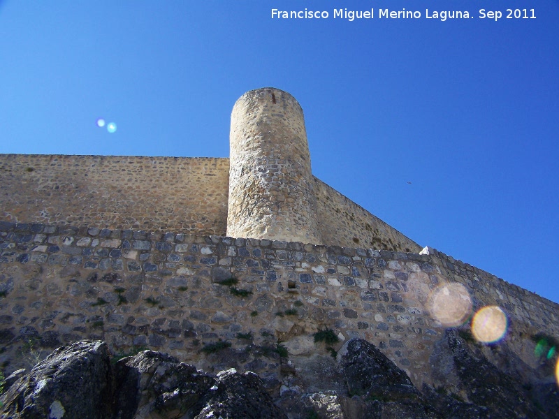 Castillo de Alcaudete - Castillo de Alcaudete. Antemuro y torreón circular
