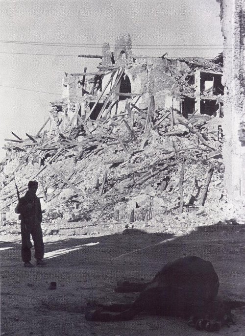 Historia de Teruel - Historia de Teruel. Enero 1938. Soldado republicano en una calle de la ciudad, recién conquistada por el ejército republicano