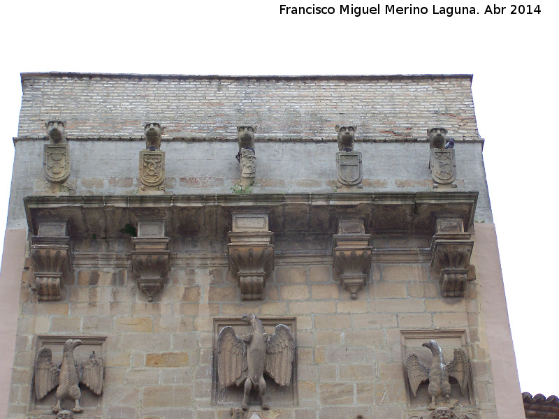Palacio de los Niños de Don Gome - Palacio de los Niños de Don Gome. Escudos superiores