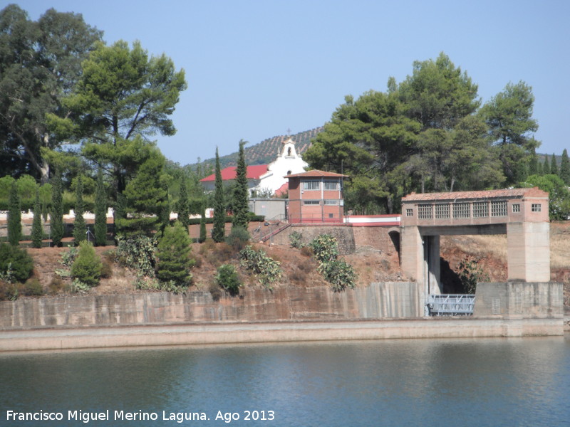Pantano del Guadaln - Pantano del Guadaln. Compuerta de desage con la ermita al fondo