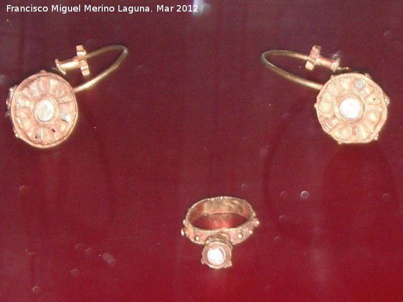 Necrpolis visigoda del Cerro Salido - Necrpolis visigoda del Cerro Salido. Pendientes y anillo de oro. Siglo VII. Museo Provincial de Jan