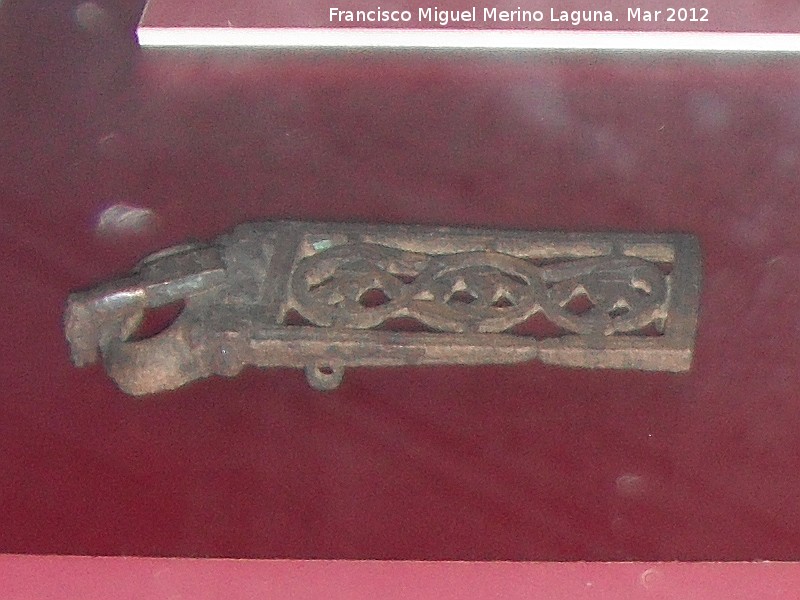 Necrópolis visigoda del Cerro Salido - Necrópolis visigoda del Cerro Salido. Broche de bronce siglos V-VI. Museo Provincial de Jaén